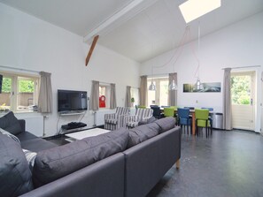 Una televisión, un reproductor de DVD, una mesa de tenis de mesa