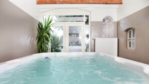 Un bain à remous avec vue sur l’extérieur.