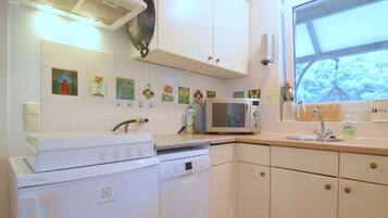 Kylskåp, mikrovågsugn, ugn och spishäll