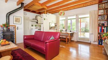 Tv, dvd-spelare, bordsfotboll och ett bordtennisbord