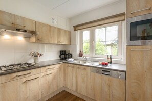 Microwave, dishwasher, coffee/tea maker