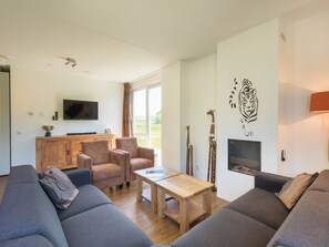Een televisie en een stereo
