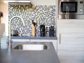 Microondas, placa de cocina, lavavajillas y cafetera o tetera
