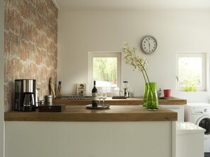 Kokeplater, oppvaskmaskin, kaffetrakter/tekoker og spisebord