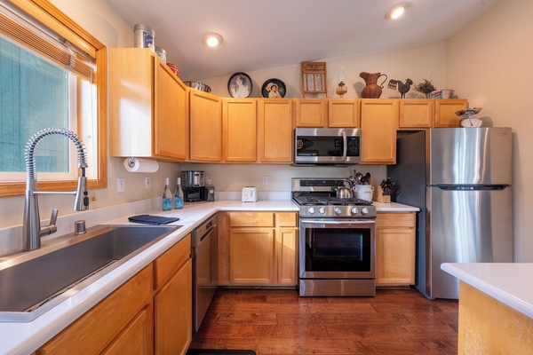 Frigorifero, microonde, forno, piano cottura