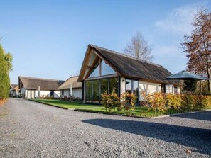 Exterior - Modern cottage surrounded by nature (Alphen)