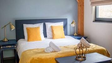 2 bedrooms, iron/ironing board, WiFi