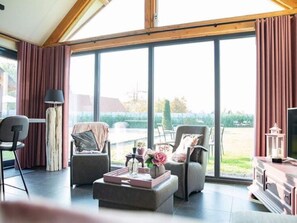 TV - Holiday home in Alphen-Chaam with terrace (Alphen)