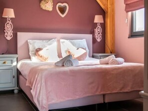2 bedrooms, iron/ironing board, WiFi