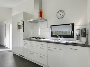 Kühlschrank, Mikrowelle, Herdplatte, Geschirrspüler