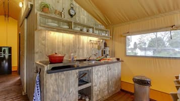 Fridge, microwave, stovetop, coffee/tea maker