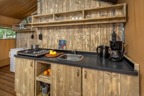 Een koelkast, een kookplaat, een koffiezetapparaat/waterkoker