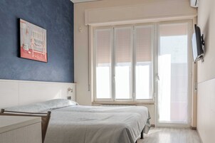 1 habitación, espacio para trabajar con laptop y ropa de cama 