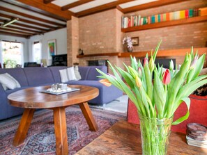 Fernseher, Kamin, Tischfußball