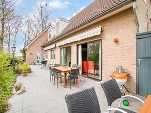 Outdoor dining - Holiday home near the Efteling with garden (Nieuwkuijk)