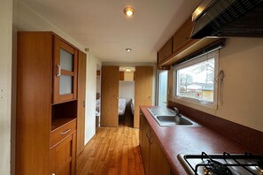 Jääkaappi, mikroaaltouuni, liesi, kahvin-/teenkeitin