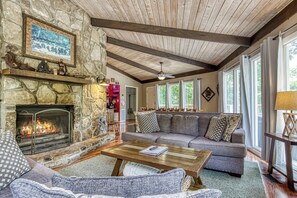 Smart-TV, Kamin, Videospiele, Tischfußball