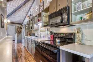 Fridge, microwave, dishwasher, coffee/tea maker - Dancing Bear Lodge, Gatlinburg, Game Room, Hot Tub, Wifi,Free Attraction Tickets (Gatlinburg)