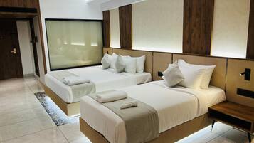 Egyptian cotton sheets, premium bedding, in-room safe, desk