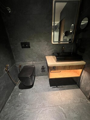 Articles de toilette gratuits, sèche-cheveux, chaussons