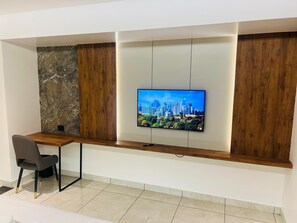 Egyptian cotton sheets, premium bedding, in-room safe, desk - Royal Plaza Inn by RAK Rooms (Kozhikode)