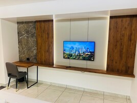 Egyptian cotton sheets, premium bedding, in-room safe, desk