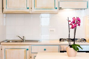 Jääkaappi, uuni, liesi