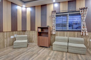 Deluxe Shared Dormitory | Desk, iron/ironing board, free WiFi, bed sheets - Sampada Homestay (Bengaluru)