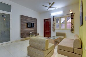 32-inch flat-screen TV with digital channels, TV - Sampada Homestay (Bengaluru)
