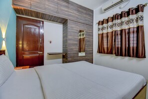 Desk, iron/ironing board, free WiFi, bed sheets - Sampada Homestay (Bengaluru)