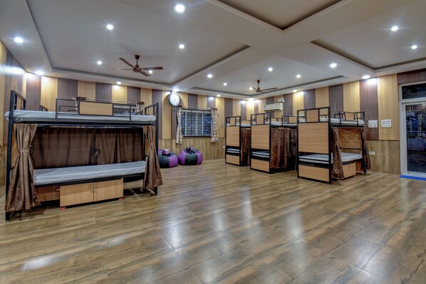 2 habitaciones, escritorio, tabla de planchar con plancha y wifi gratis