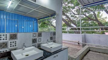 Deluxe Shared Dormitory | Bathroom