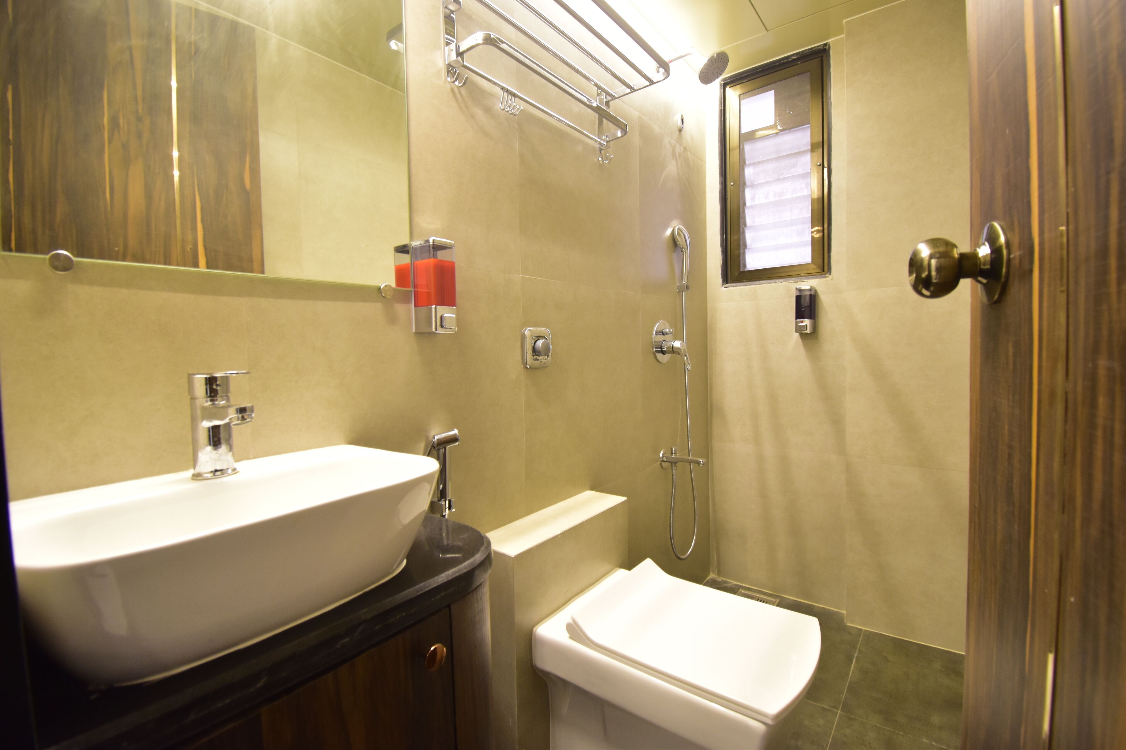 Camera Standard, vista città | Bagno | Doccia, asciugamani, sapone, carta igienica