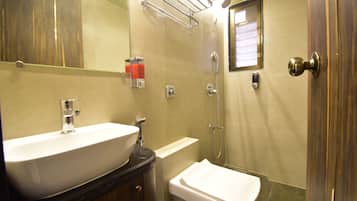 Camera Standard, vista città | Bagno | Doccia, asciugamani, sapone, carta igienica
