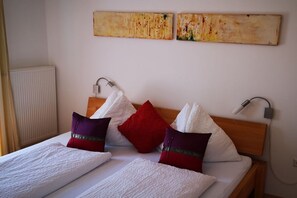 4 bedrooms, iron/ironing board