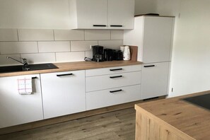 Kjøleskap, mikrobølgeovn, ovn og kokeplater