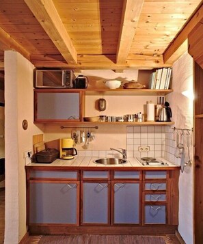 Kühlschrank, Mikrowelle, Herdplatte, Wasserkocher mit Kaffee-/Teezubehör