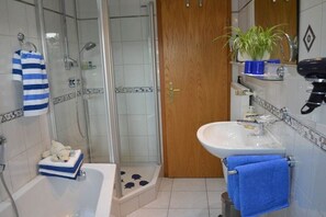 Shower, hair dryer - apartment Haus Renate Palatinate Forest (Münchweiler)