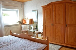 1 bedroom, iron/ironing board, internet, bed sheets