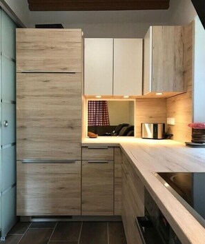 Kühlschrank, Mikrowelle, Ofen, Herdplatte