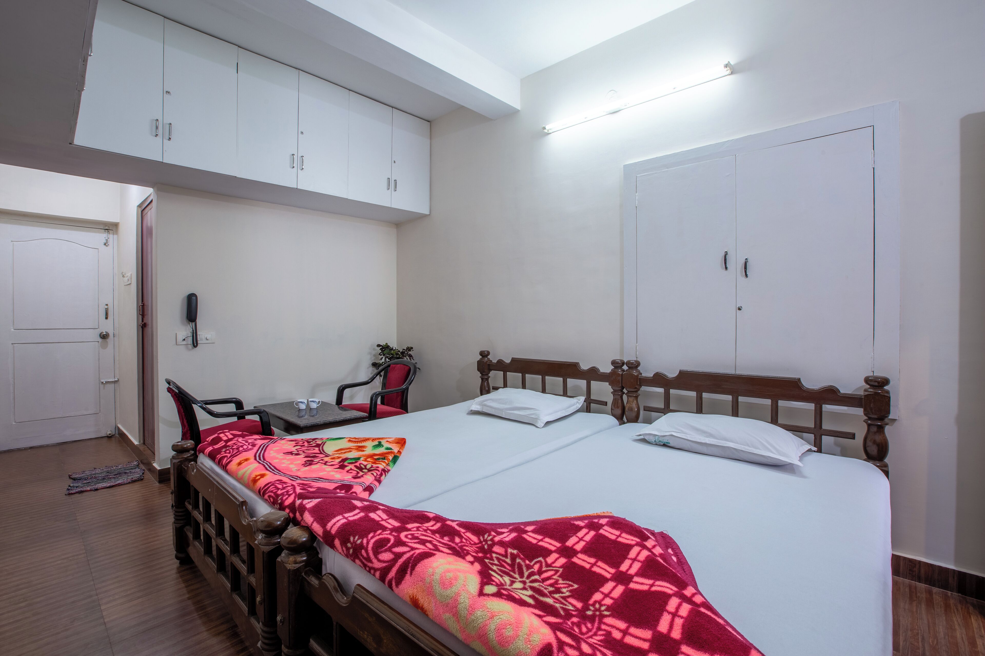Una camera da letto con un letto, una scrivania, una sedia e un armadio.