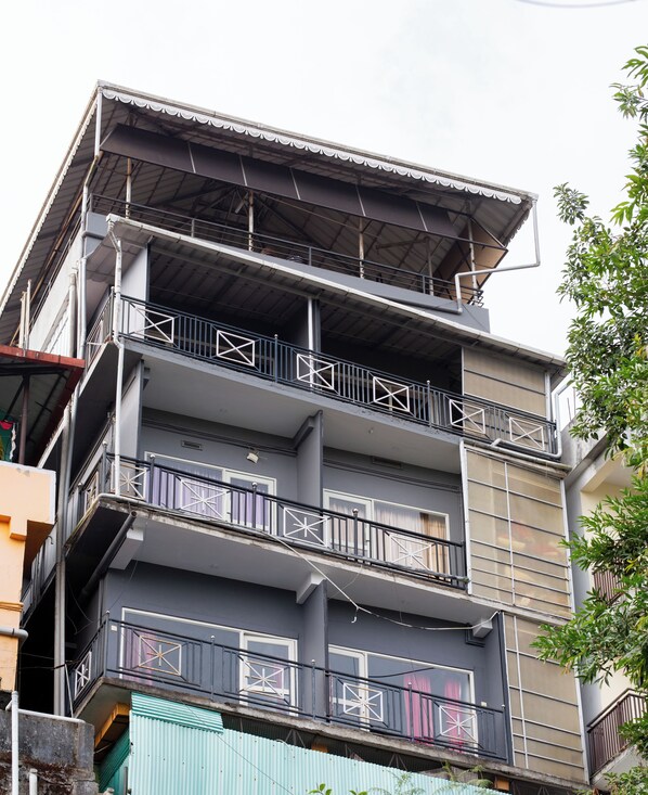 Vista frontal de la propiedad