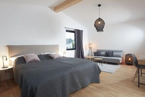 4 bedrooms, iron/ironing board