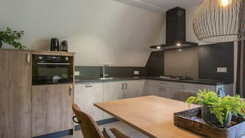 Frigorífico, microondas, placa de cocina y lavavajillas