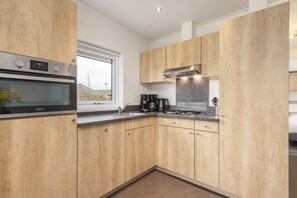 Refrigerador, microondas, placa de cocina, lavavajillas