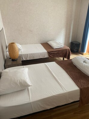 Dormitorio compartido, 1 habitación, balcón, vistas a la ciudad | 1 dormitorio