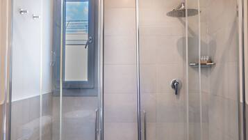 Appartement, vue ville | Salle de bain | Savon, shampoing, papier toilette