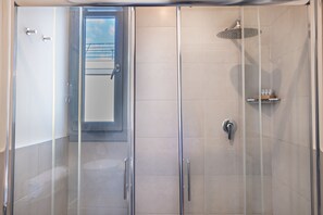 Leilighet, byutsikt | Bad | Såpe, sjampo og toalettpapir