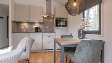 Een koelkast, een microgolfoven, een kookplaat, een vaatwasser