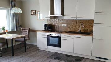 Kühlschrank, Ofen, Herdplatte, Wasserkocher mit Kaffee-/Teezubehör